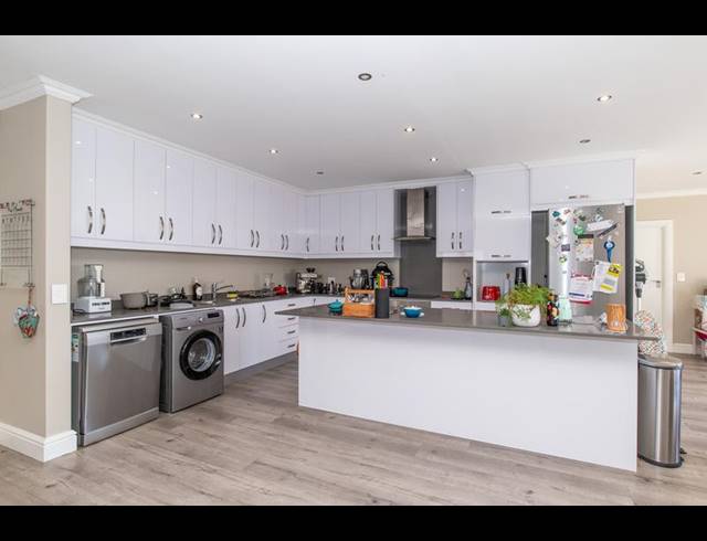 3 BEDROOM PROPERTY TO RENT IN CONSTANTIA